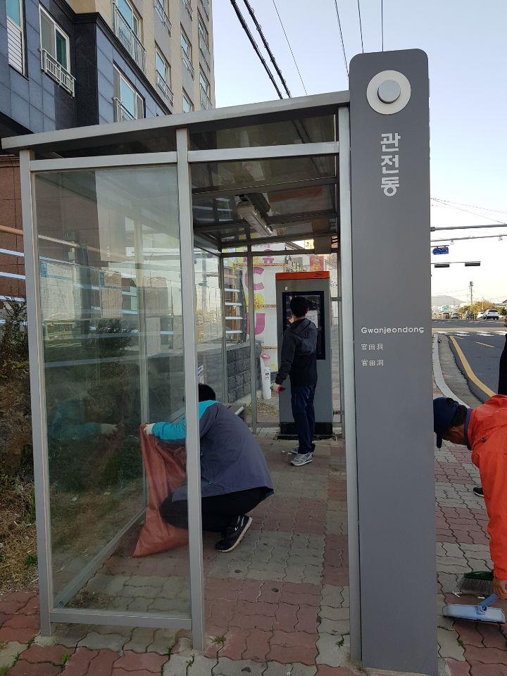 애월읍, 버스 승차대 불법 광고물 정비 첨부이미지