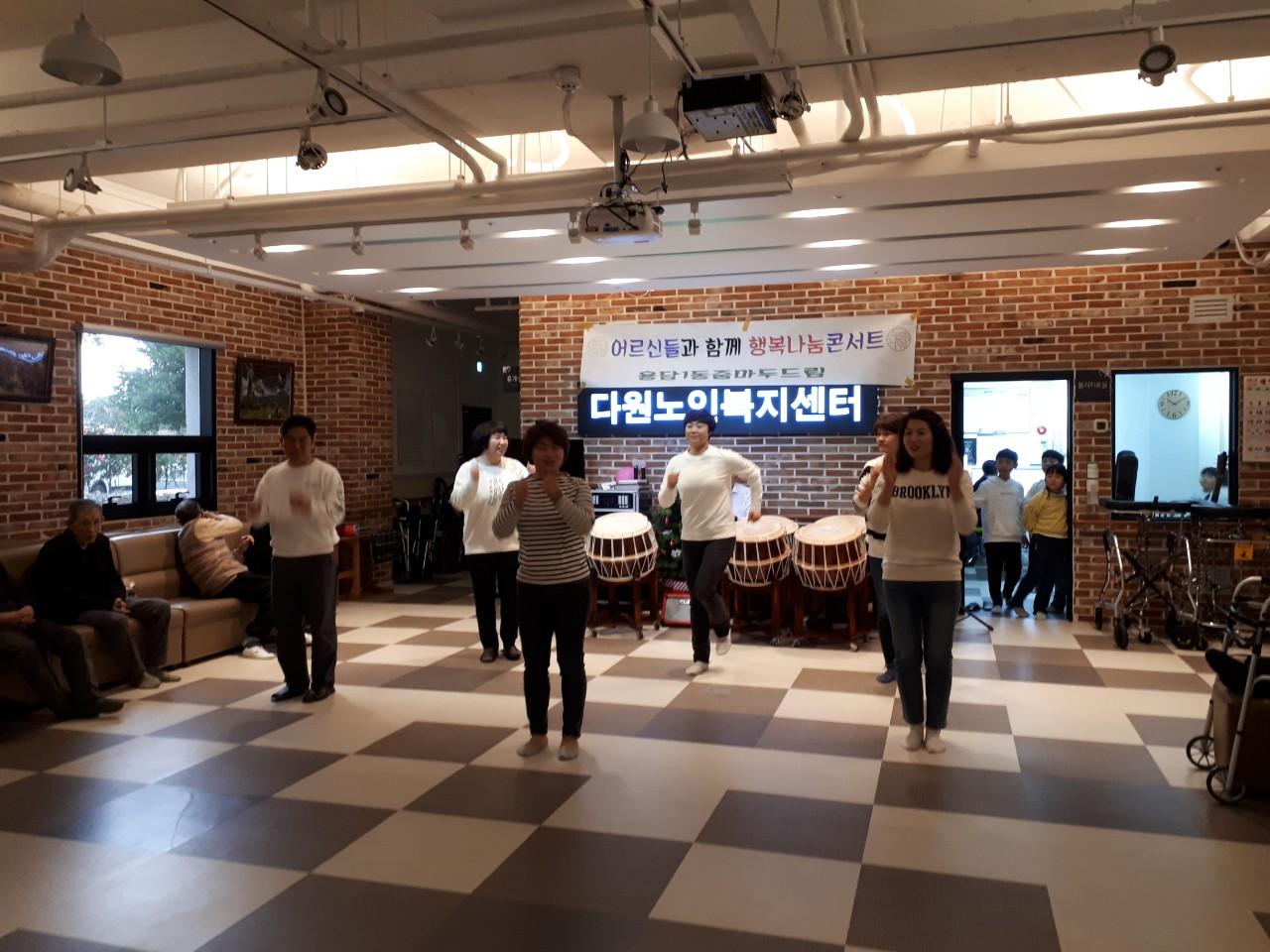 “용담1동 줌마두드림” 및 용담1동 주민,요양시설 어르신을 위한 재능기부 실시 첨부이미지