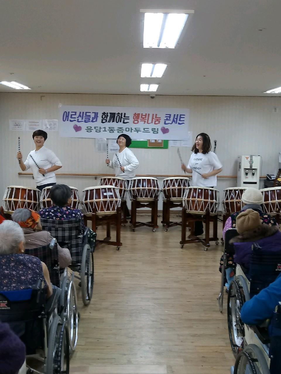 용담1동, 줌마두드림봉사단 재능기부 공연 펼쳐 첨부이미지