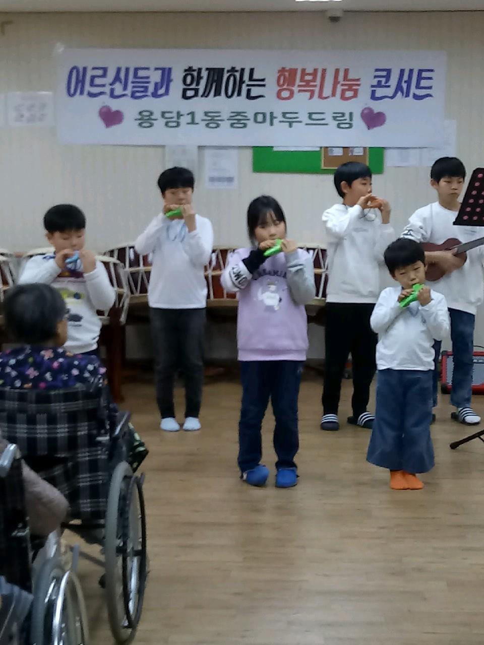 용담1동, 줌마두드림봉사단 재능기부 공연 펼쳐 첨부이미지
