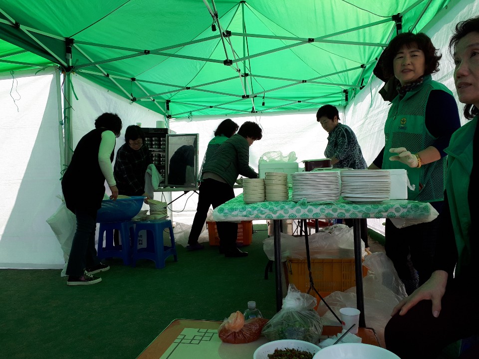 용담2동 새마을부녀회 동사제 봉행시 봉사활동 전개 첨부이미지
