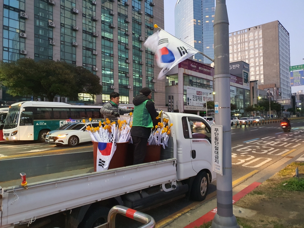 노형동 새마을지도자협의회, 삼일절 맞이 태극기 게양 첨부이미지