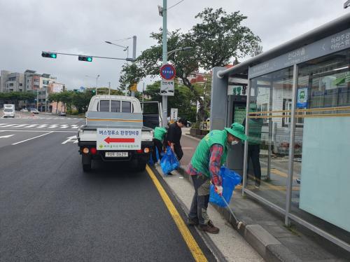 (아라동) 새마을지도자아라동협의회, 관내 버스정류장 환경정비 실시.jpg