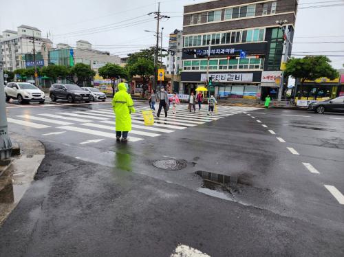 (삼양동) 삼양동 새마을회, 등굣길 어린이 교통안전 캠페인 실시.jpg