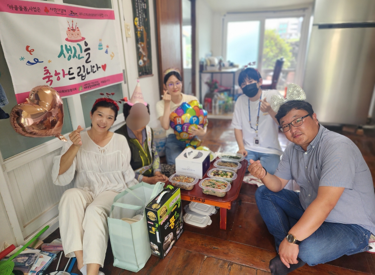 애월읍지역사회보장협의체, 돌봄 취약 1인 가구 가족품 생일상 차려주기 실시 첨부이미지
