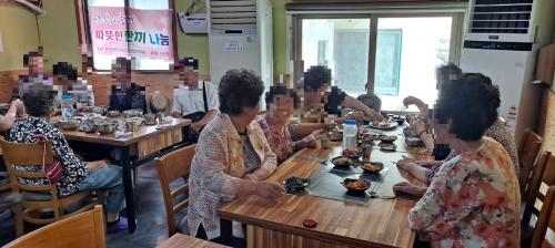 (07.18.)한경면지역사회보장협의체, 지역내 어르신에게 점심 무료 제공.jpg