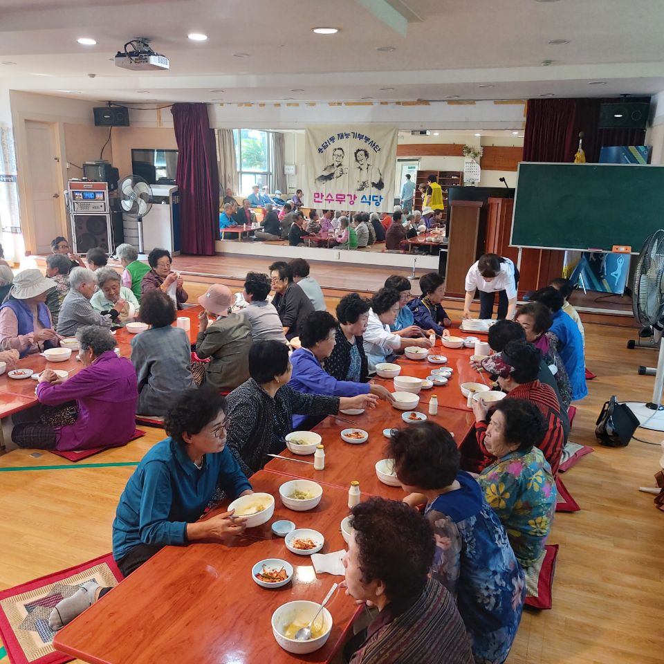 용담1동 재능기부봉사단, 용담1동경로당에 보양식 제공 첨부이미지