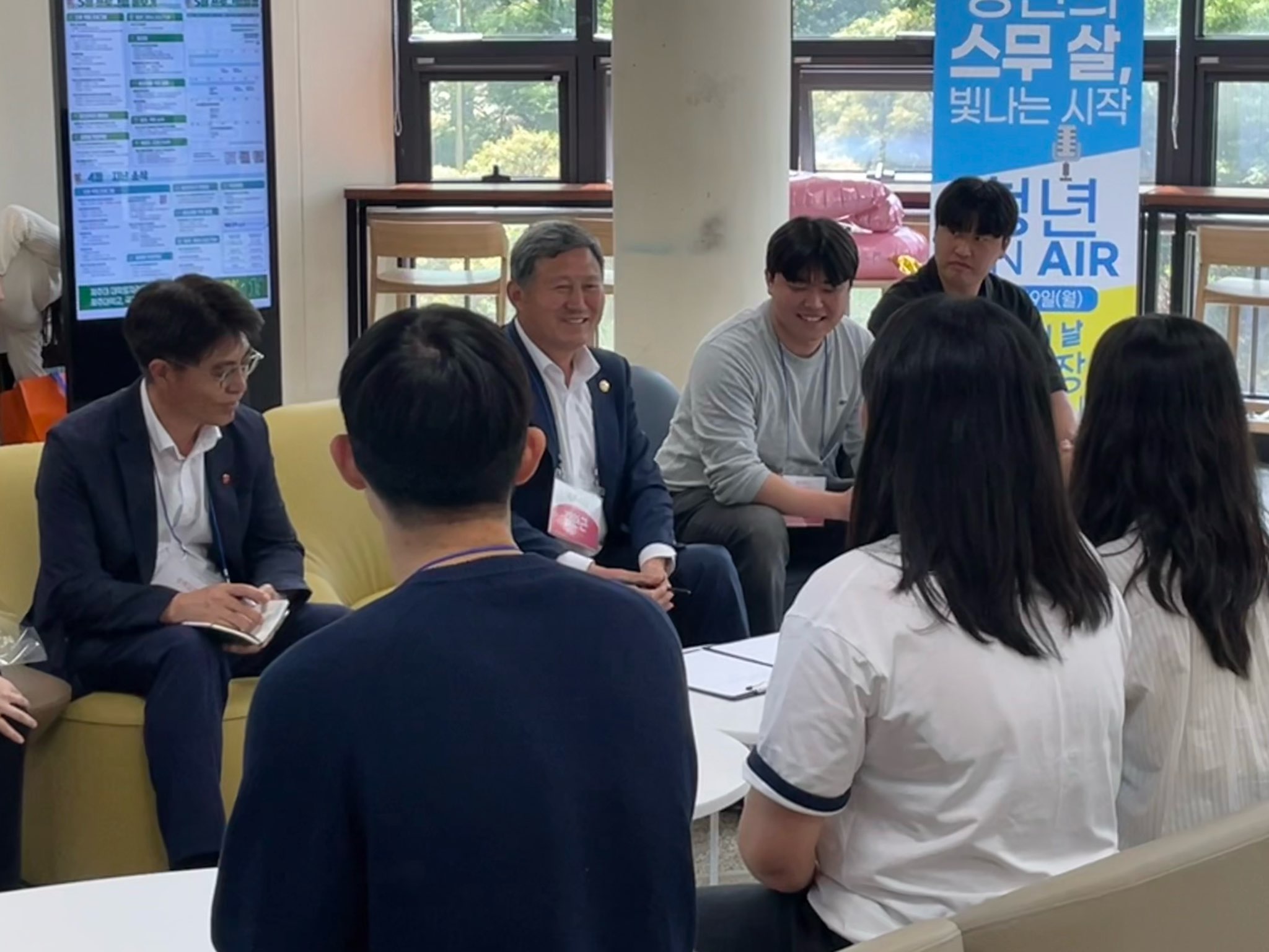 김완근 제주시장,‘성년의 날’맞아 스무살 청년들과 소통(사진자료3).jpg