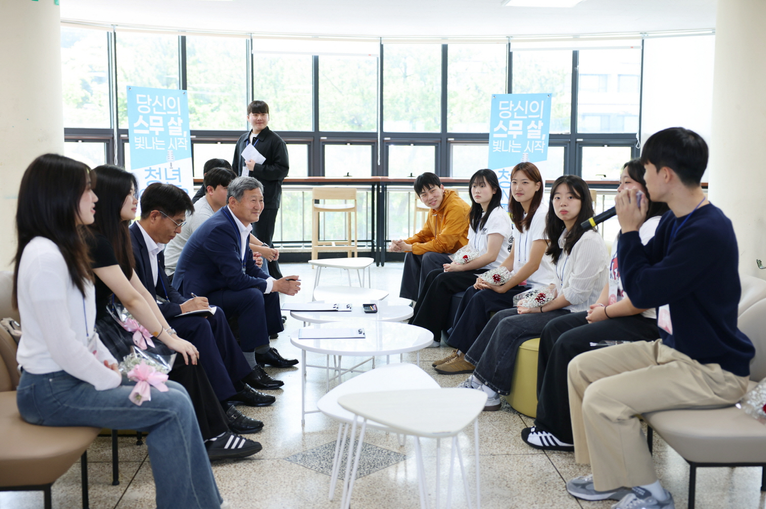성년의 날’기념 스무살 청년들과 소통 (2).JPG