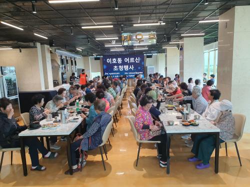 06.24_(이호동) 이호MH호텔, 어르신 150명 초청해 따뜻한 점심식사 대접.jpg