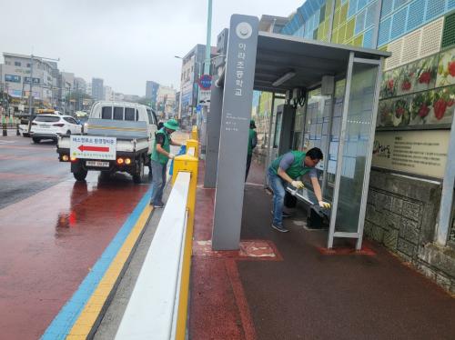 (아라동) 새마을지도자 아라동협의회 버스정류소 주변 환경정비 실시.jpg