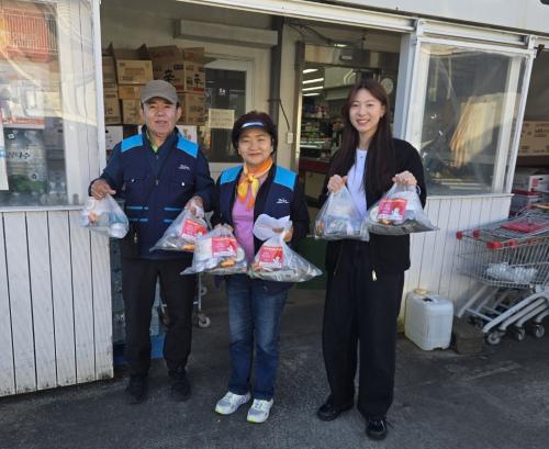 (11.15.삼양동)삼양동지역사회보장협의체, 취약가구에 밑반찬 전달.jpg