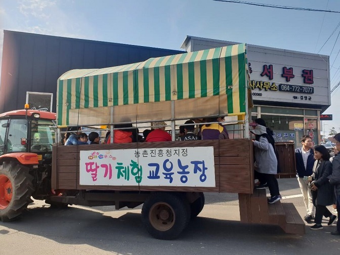 한경면지역사회보장협의체에서 『1ㆍ2ㆍ3대가 함께하는 사랑나눔 체험 활동』 실시 첨부이미지