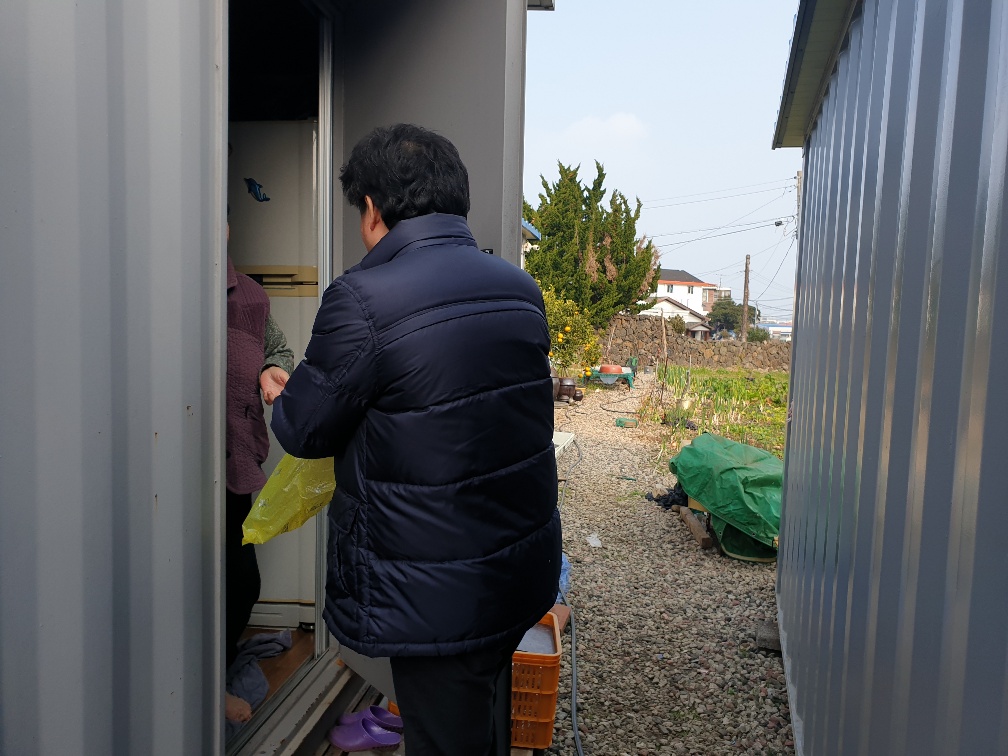 한림읍, 주거취약가구 손소독제 전달 및 안부 확인 첨부이미지