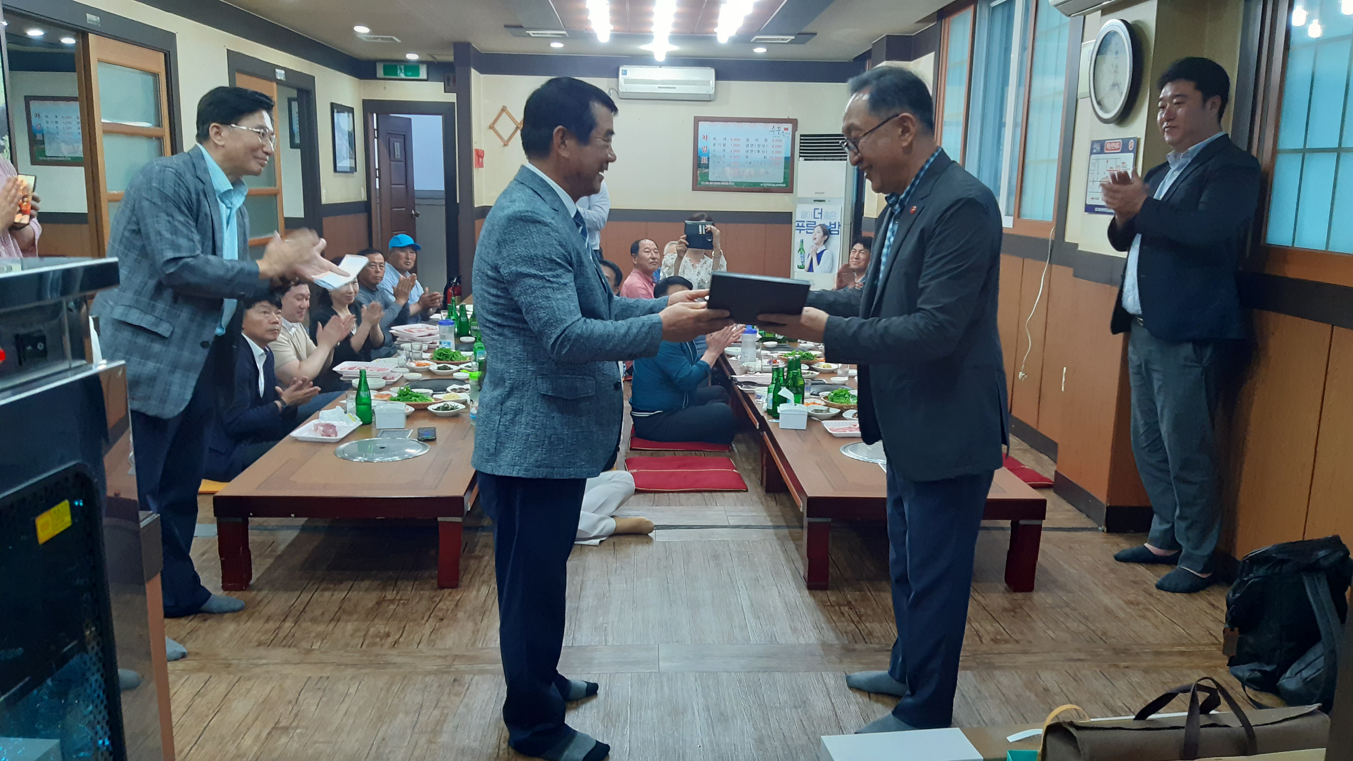 추자면자생단체, 고희범시장님에 감사패 전달 첨부이미지