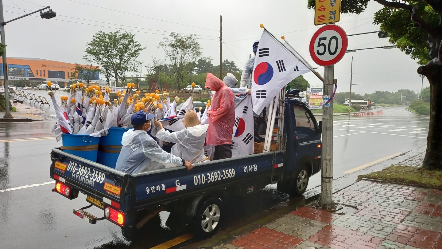 바르게살기운동건입동위원회 제헌절 맞이 가로기 게양 첨부이미지