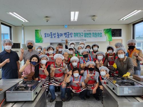 (07.28.일도2동 보도자료)일도2동지역사회보장협의체, '모다들엉 촐래 멩글앙 취약계층 밑반찬 지원사업'에 따른 밑반찬 전달.jpg