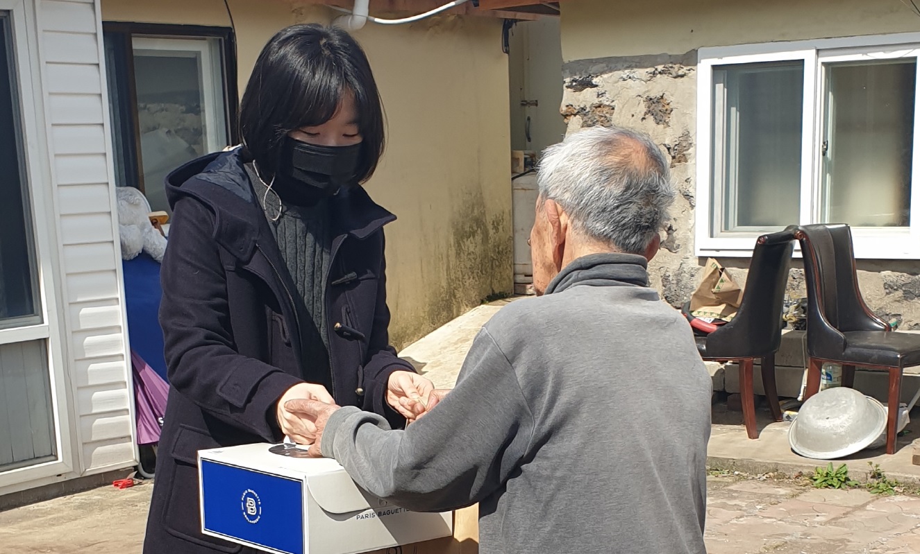 파리바게트 삼화점, 삼양동 홀몸 어르신 가구에 사랑의 빵 전달 첨부이미지
