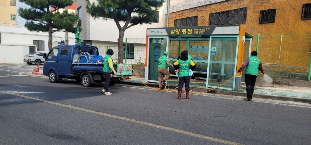 삼양동, 코로나19 방역 및 버스승차대 환경정비 실시 첨부이미지