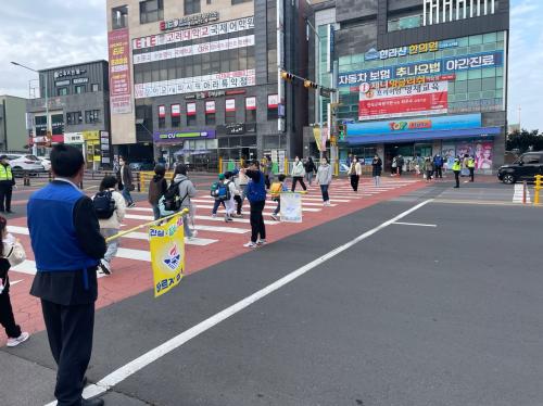 (3. 20. 아라동) 바르게살기운동아라동위원회, 어린이 등굣길 교통안전 캠페인 활동.jpg