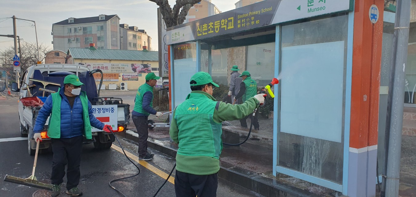 새마을지도자조천읍협의회,  버스정류장 방역 및 환경정비 활동 실시 첨부이미지