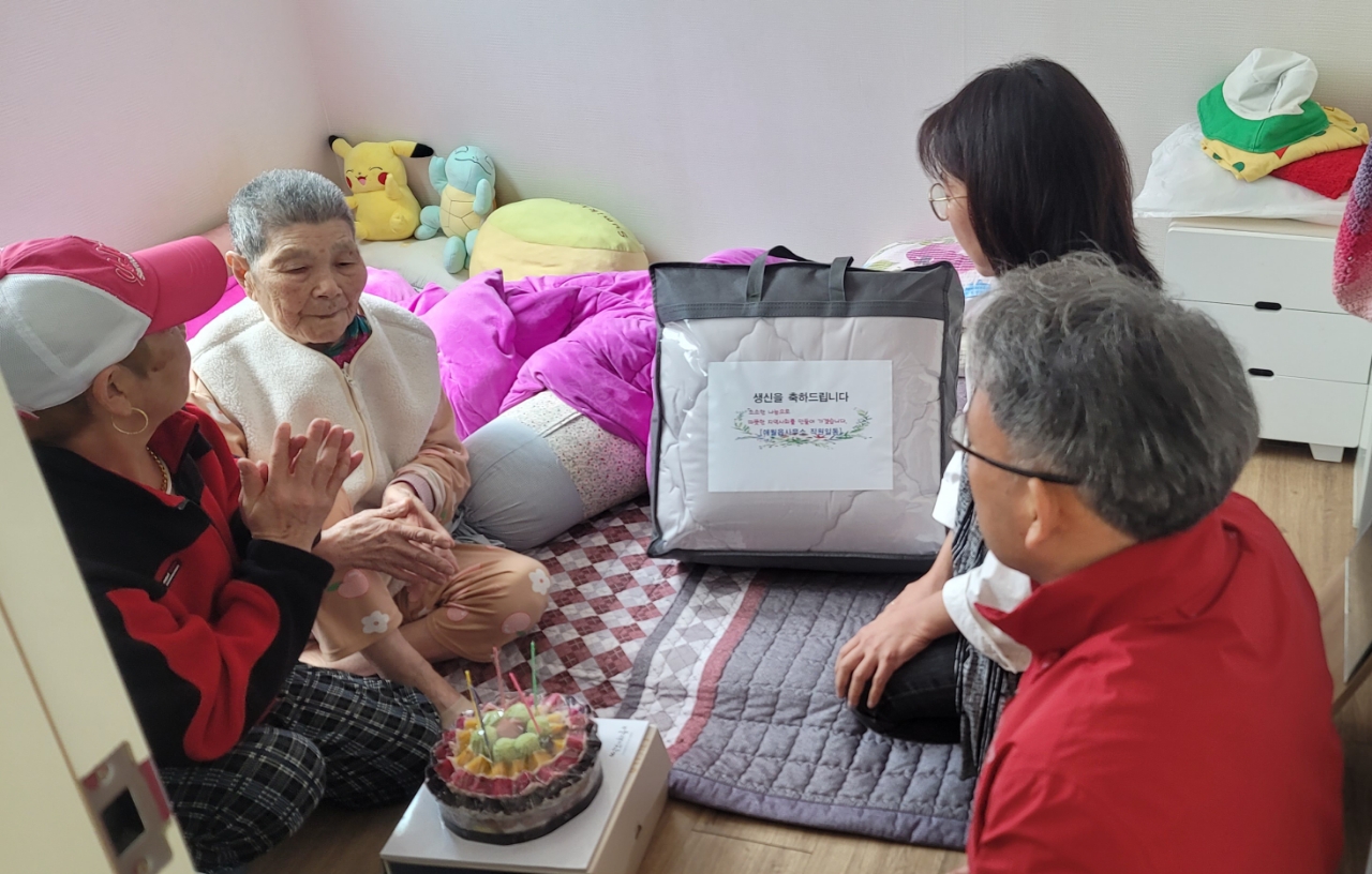 애월읍 직원들의 “삼촌, 생신 축하 드렴수다” 첨부이미지