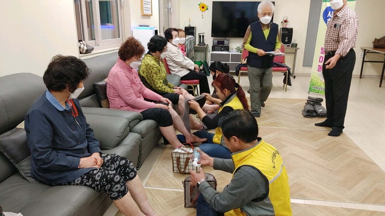 일도2동100세공감발사랑봉사단 천수경로당에서 발건강 봉사 운영 첨부이미지
