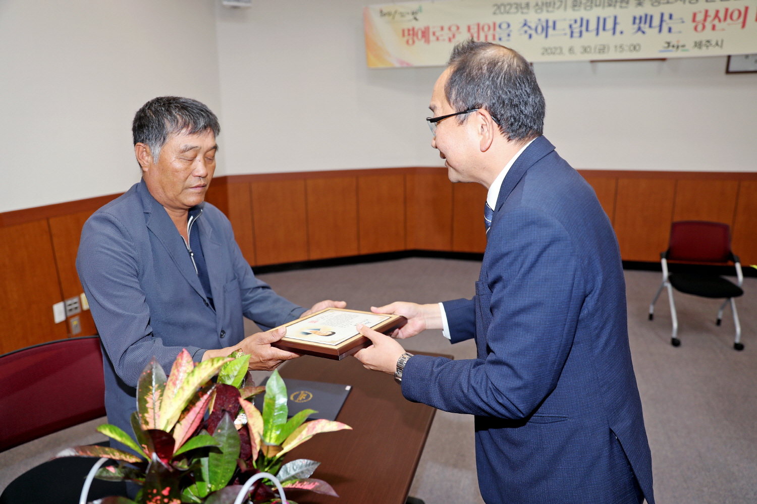 _환경미화원 및 청소차량운전원 퇴임식 (8).JPG