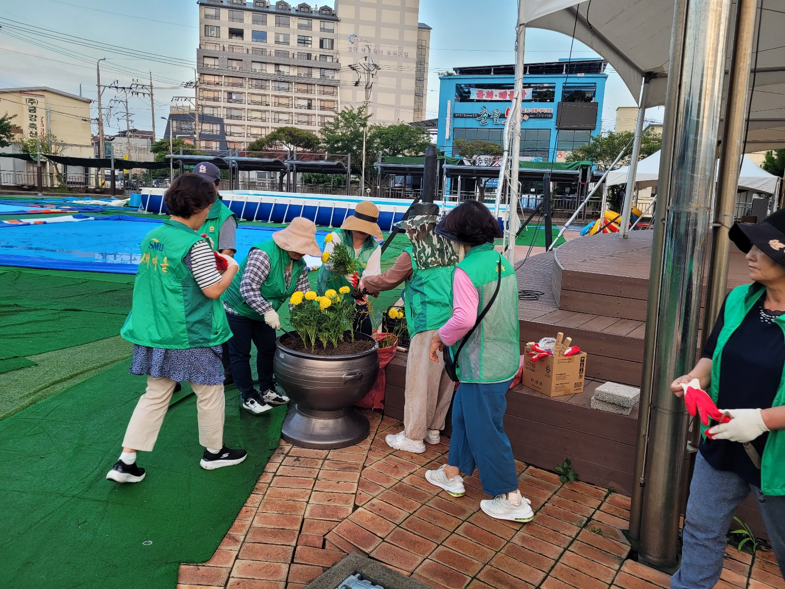 새마을부녀회 오래물 축제장 등 계절화 식재 첨부이미지