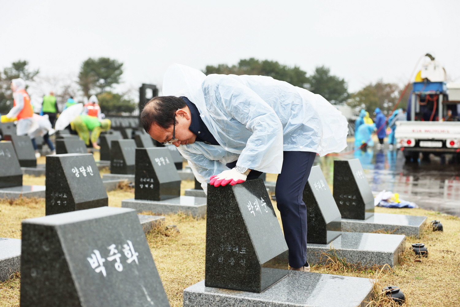 4.3희생자 유족청년회 환경정비 첨부이미지