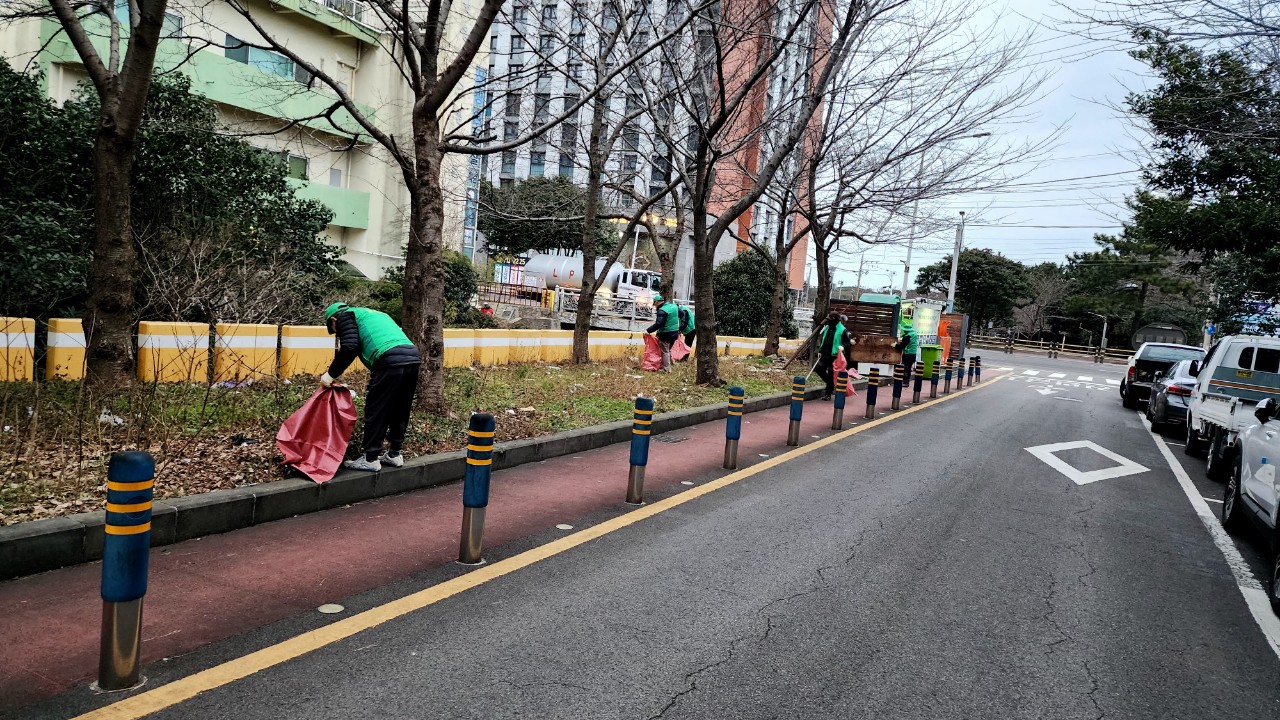 새마을지도자 이도2동협의회 하천변 쓰레기 줍기 등 환경정비 실시 첨부이미지