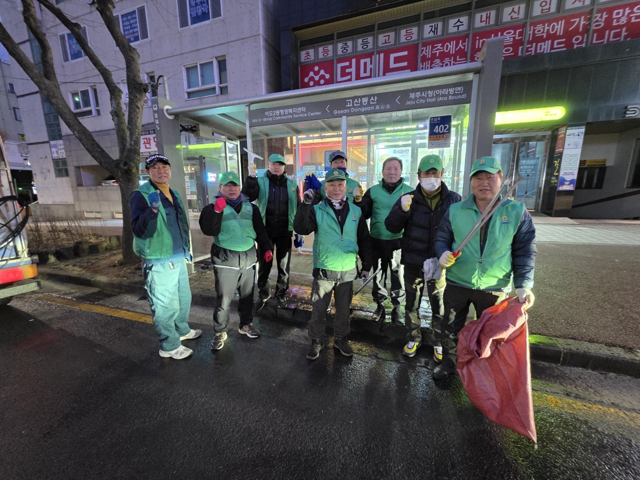 새마을지도자 이도2동협의회, 관내 버스승차대 환경정비 실시 첨부이미지