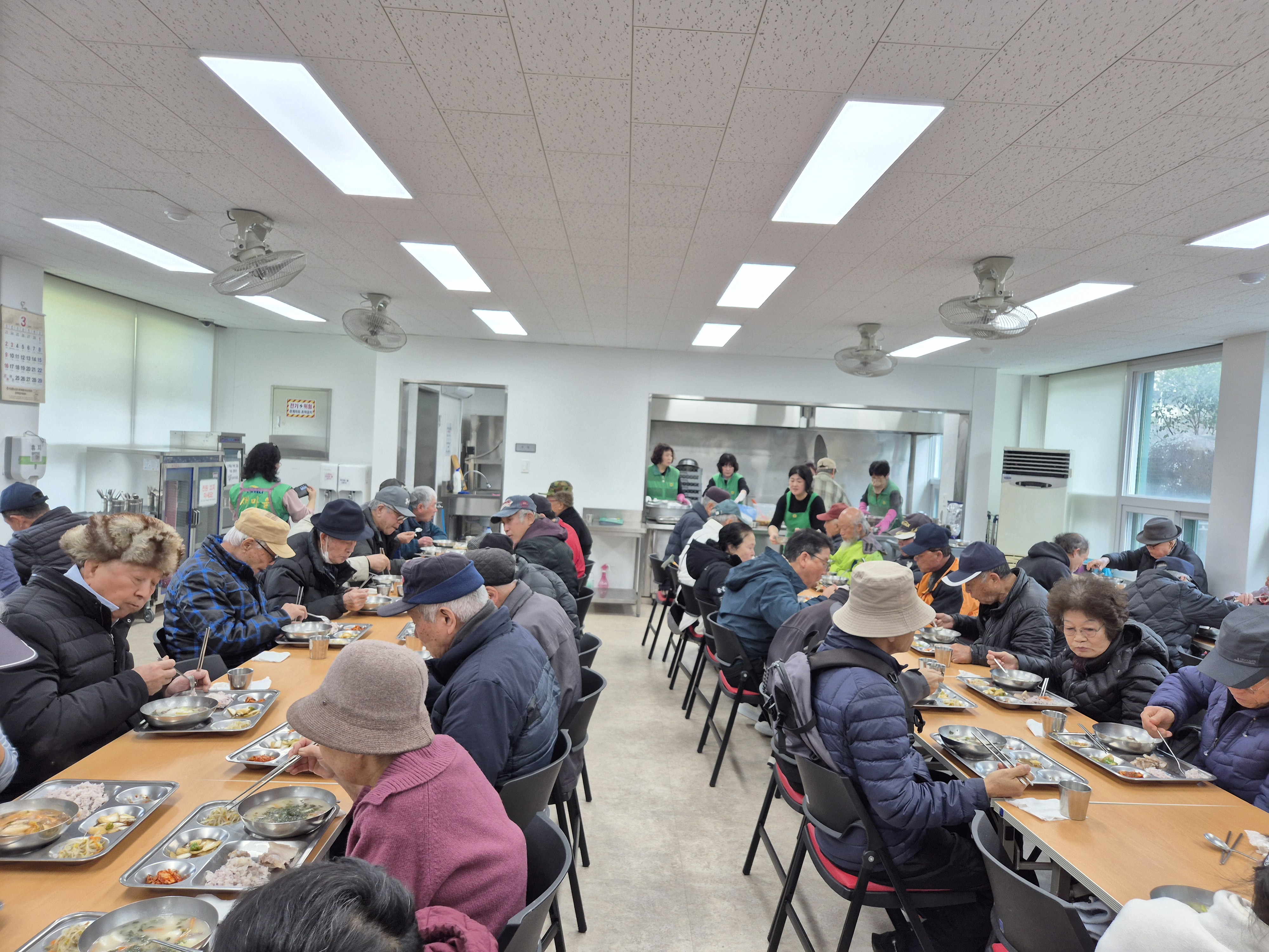 용담1동새마을부녀회, 제주시노인복지회관 급식봉사 추진 첨부이미지