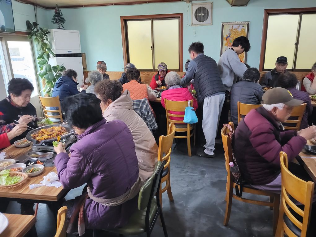 한경면 지역사회보장협, 어르신과 함께 따뜻한 한끼 나눔사업 추진 첨부이미지