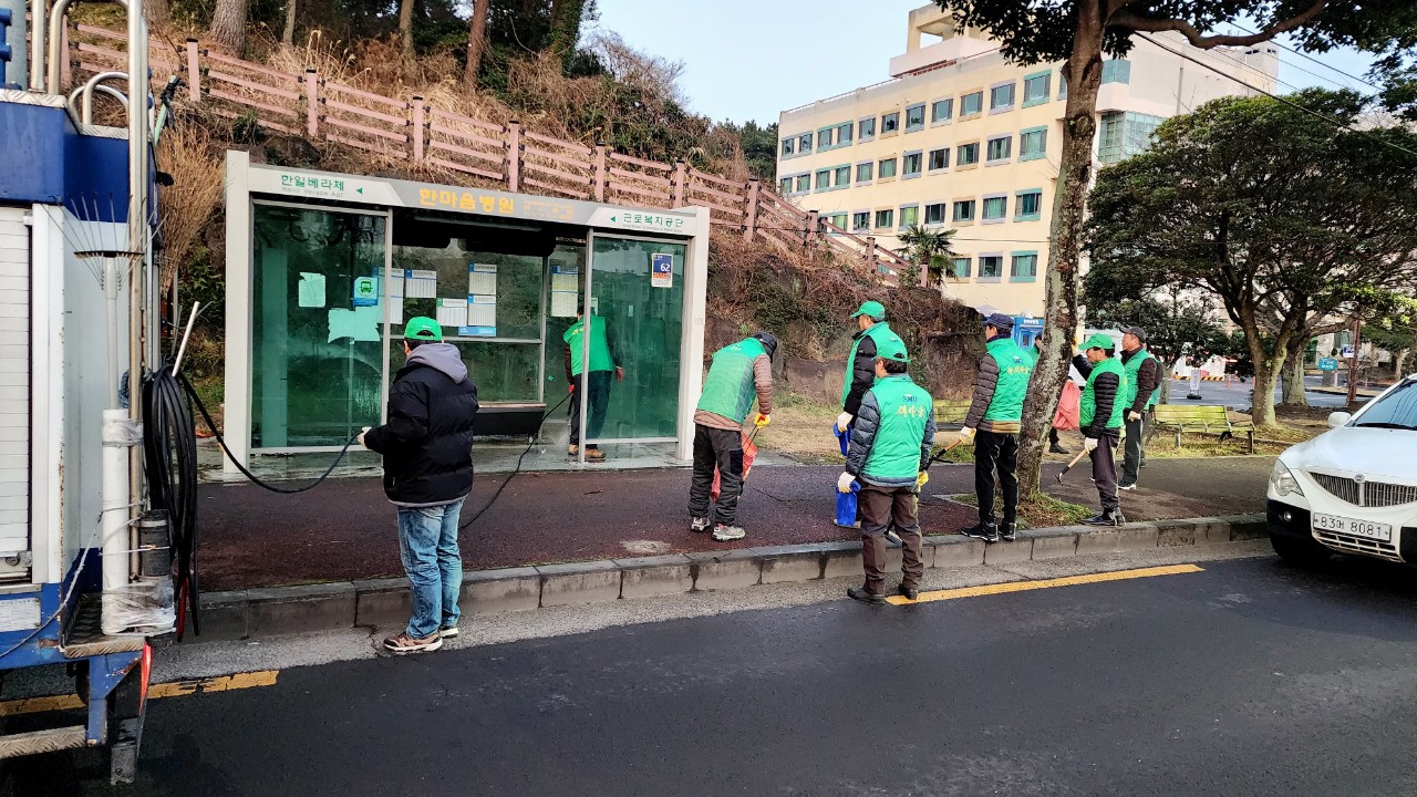 새마을지도자 이도2동협의회 봄맞이 버스승차대 환경정비 실시 첨부이미지