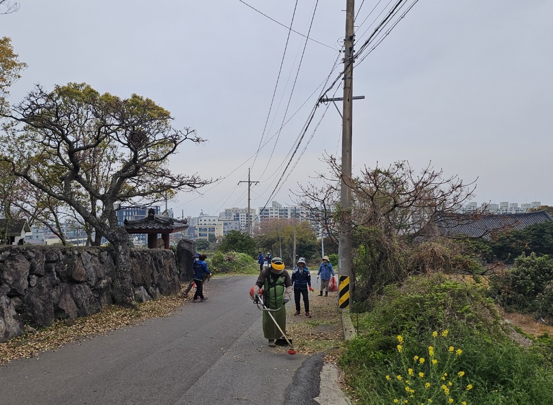 외도동 지역사회보장협의체, 풀베기및 환경정비 활동 전개 첨부이미지